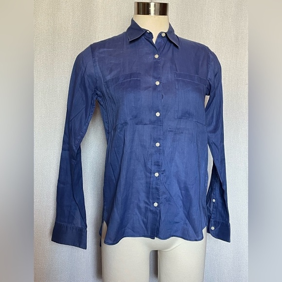 GAP Tops - Gap double pocket button down shirt